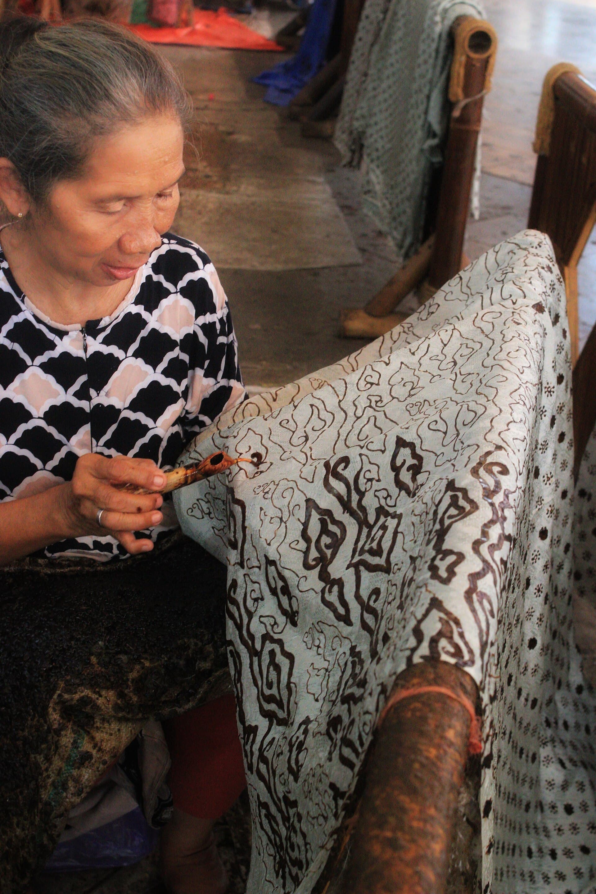Perajin batik menggambar malam dengan canting di Trusmi, Cirebon
